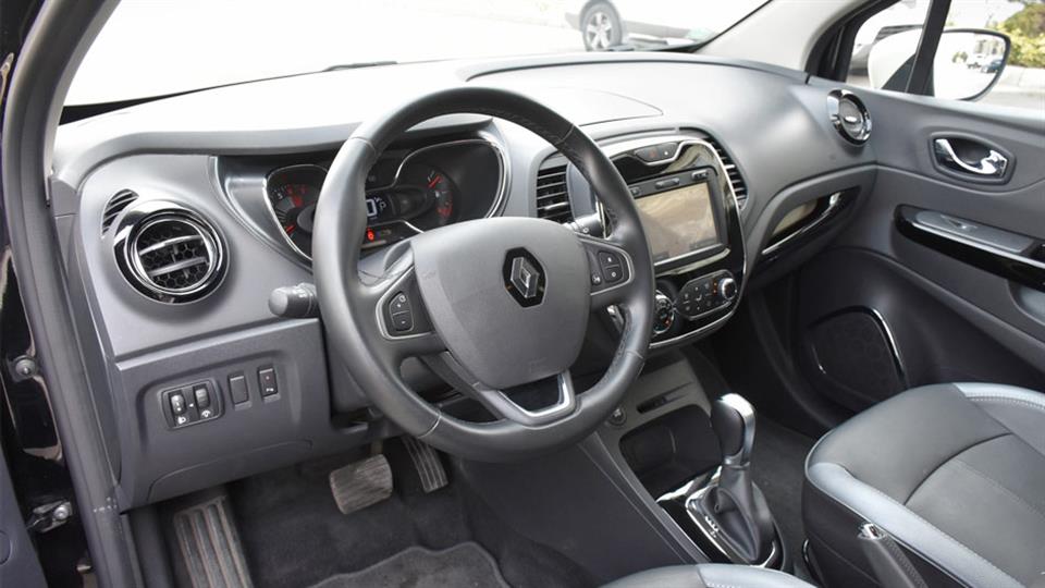 داشبورد و فضای کابین رنو کپچر